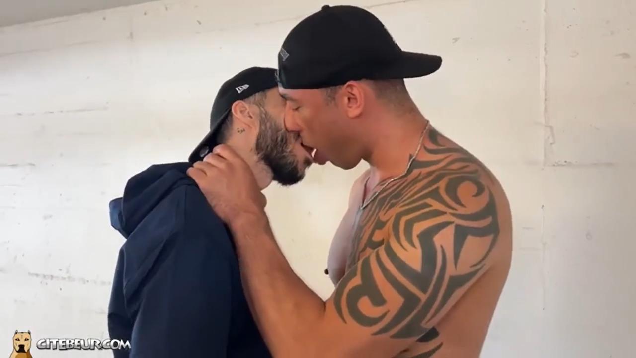 نحيف ينتاك من زب ضخم داخل الكراج العام